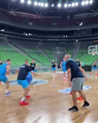 什么新型的训练方式？斯洛文尼亚男篮用瑜伽球进行全场5V5