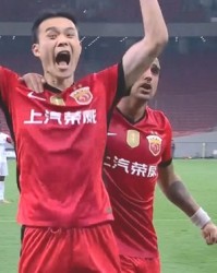 下半场开场仅1分钟，刘若钒包抄破门完成传射，海港2-1领先玉昆