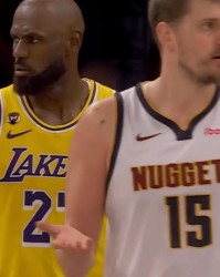 B体育官方首页-四手连“摊”，詹姆斯与约基奇均对裁判不满同时摊手抗议