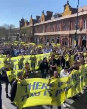 B体育中国官网首页-忍无可忍！大批热刺球迷上街抗议：列维，滚出我们的俱乐部