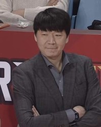 B体育赛事资讯-山东男篮小胜，高诗岩12+5关键三分 双塔替克里斯 新外援25日到