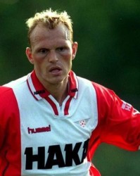 B体育赛事资讯-【人物】在梦剧场爆冷！特温特主帅是一个更好的光头